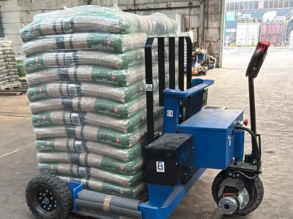 Palette de pellets chargée sur le transpalette tout terrain